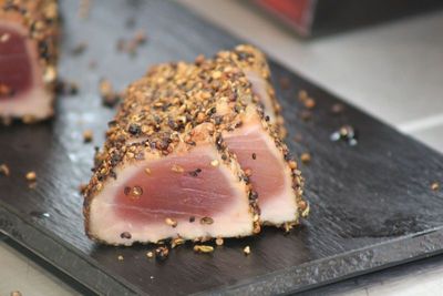 pour les apéros d'été vente de Tatakis saumon ou thon faits maison chez Marée Bleue poissonnier-traiteur à Yvrac et Mérignac en Gironde